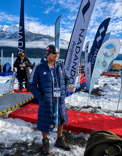 Cristofer Aguilera, director, en la zona de competencia del mundial de aguas gélidas en El Calafate